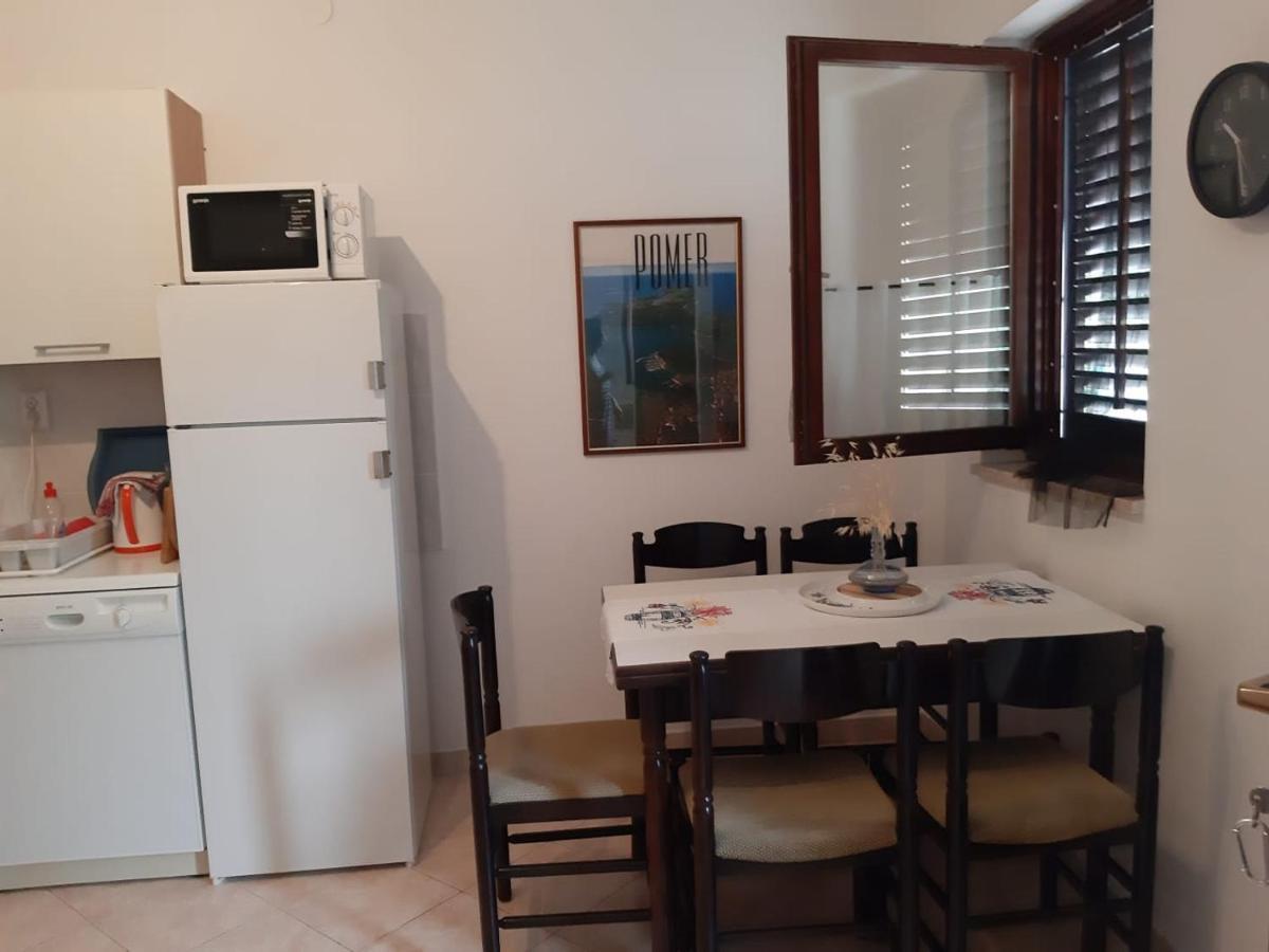 Apartment Rakic Pomer Esterno foto