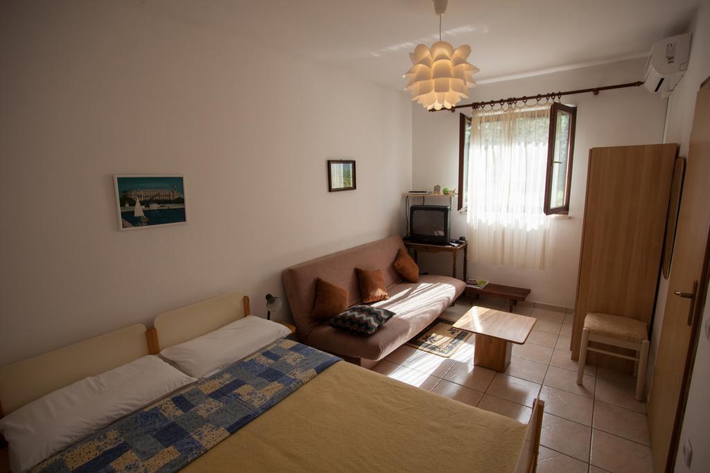 Apartment Rakic Pomer Esterno foto