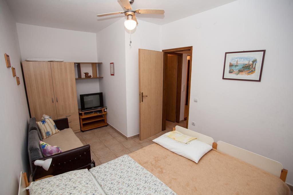 Apartment Rakic Pomer Esterno foto